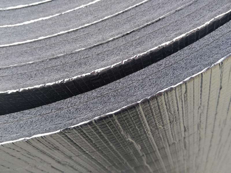 Aluminium foil facing ของ Thermobreak LS — เห็น texture ของ foil reinforced ที่ช่วยสะท้อนความร้อนและป้องกัน UV